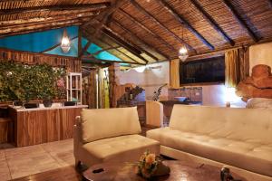 a living room with a couch and a table at Cabañas Campestres Yugos in Sutatausa