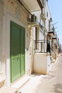 a green door on the side of a building at La Carruba in Ceglie Messapica