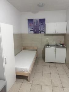 a small room with a bed and a sink at Studio Apartment Sanja 2 in Neum