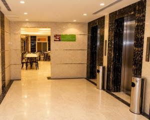 a lobby with a revolving door in a building at فندق إتقان المشاعر in Mecca