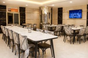 a large dining room with tables and chairs at فندق إتقان المشاعر in Mecca