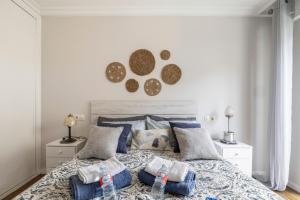 ein Schlafzimmer mit einem großen Bett und blauen Kissen in der Unterkunft Apartamento Morriña in Brion + 29 Fotos