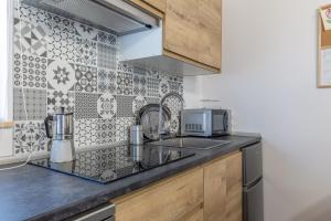 a kitchen with a sink and a microwave at Casa Do Renque in Arzúa