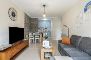 ein Wohnzimmer mit Sofa und Tisch in der Unterkunft Apartamento Morriña in Brion