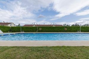 ein Swimmingpool mitten im Garten in der Unterkunft Apartamento Morriña in Brion