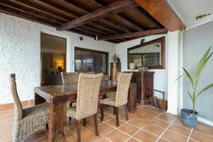 a dining room with a wooden table and chairs at Acogedor chalet rústico in Cambre
