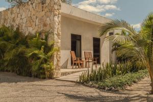 ein Haus mit einem Tisch und Stühlen auf einer Veranda in der Unterkunft Villas Marlé in Mococha