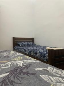 two beds sitting next to each other in a room at Layna in El Mouradia