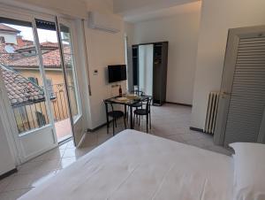 a bedroom with a bed and a table with a television at Residence Cosy Baveno in Baveno