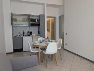 a kitchen and dining room with a table and chairs at Residence Cosy Baveno in Baveno