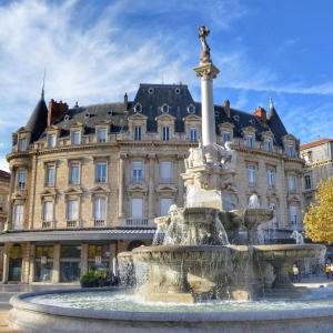 a fountain in front of a large building at Le Petit Palais, en hyper centre de Valence in Valence