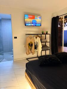 a bedroom with a bed and a tv on the wall at cabaña emanuel in Sopetrán
