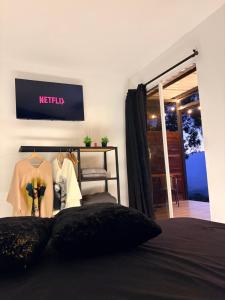 a sign on the wall above a bed in a bedroom at cabaña emanuel in Sopetrán