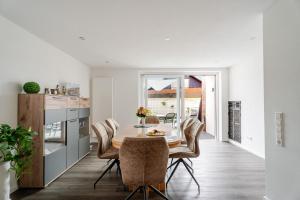 a kitchen and dining room with a table and chairs at Ferienwohnung Waldrose in Oberharmersbach
