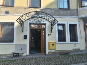 a building with an arch over a door at Przy Żelaznym Moście in Kłodzko