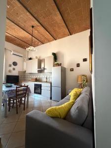 a living room with a couch and a kitchen at Del Rio Palace Guest House in Certaldo