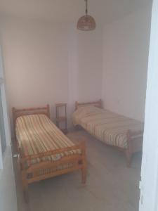 two beds sitting next to each other in a room at Au Soleil le Vent in La Goulette