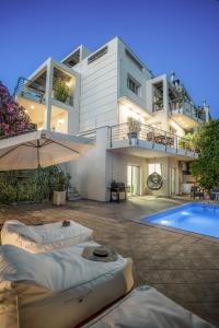 a villa with a swimming pool and a house at Βίλα Λαγονήσι in Kalívia Thorikoú