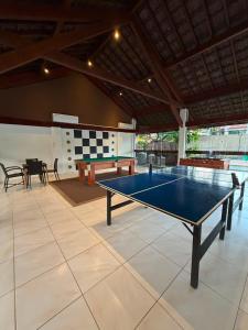 a ping pong table in the middle of a room at Flat Resort Beira Mar Porto de Galinhas in Ipojuca