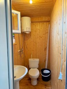 ein kleines Badezimmer mit Toilette und Waschbecken in der Unterkunft Gomito mta in Ekadiya