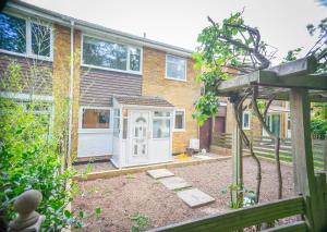 a house with a garden in front of it at Melton House in Houghton Regis