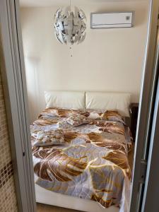 a bed in a small room with a bed sidx sidx sidx at B&b DA FELICE MONOLOCALE in Serino