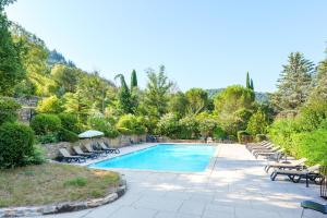 a swimming pool with chaise lounge chairs and a resort at Chalet confort 4 piscine partagée in Les Vans +21 photos
