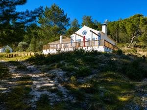 a house on top of a hill with a dirt road at Casa da Lua in Erra