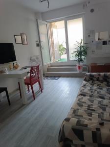 a room with a bedroom with a desk and a bed at L'angolo di Cinzia in Matera