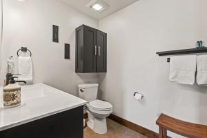 ein Badezimmer mit Toilette und einem schwarzen Schrank in der Unterkunft Baker Loft 201 in Whitefish