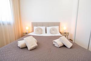 a bedroom with a large bed with two white pillows at Casa juley in Torrevieja +26 photos