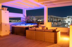 a living room with a couch and a hot tub at Casa juley in Torrevieja