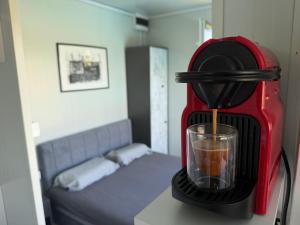 a red blender sitting on top of a table at Ailleurs in Novi Banovci