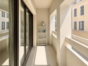 a hallway with a window in a building at Cocon hyper centre de Pau avec parking in Pau
