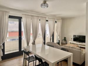a living room with a white table and chairs at Cocon hyper centre de Pau avec parking in Pau