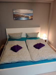 a bed with two pillows on top of it at Stadtnest Katharine in Flensburg