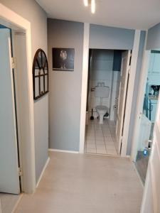 a hallway leading to a bathroom with a toilet at Stadtnest Katharine in Flensburg