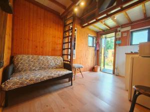 a living room with a couch and a book shelf at CAMPING A GRANDELLA in El Franco