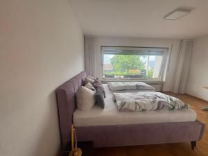 a bed in a room with a window at Ferienunterkunft International A in Bad Harzburg