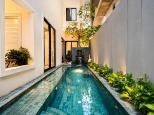 an infinity pool in a house with plants at YUSETH Private Villa in Phumi Ta Phul