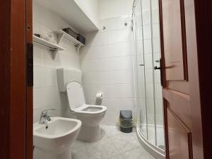 a bathroom with a toilet and a sink and a shower at Appartamento Grifo in Vernazza