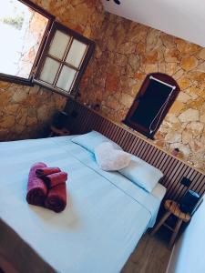 a bedroom with a bed with towels on it at Évasion au calme in Montauroux