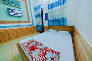 a bedroom with a bed with a red and white blanket at Gia Long Motel in Long Hai +28 photos