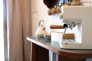 a sewing machine sitting on top of a counter at Horizon Carcassonne in Carcassonne