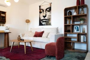 a living room with a white couch and a table at Horizon Carcassonne in Carcassonne