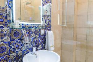Phòng tắm tại QonaQ hotel