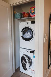 a laundry room with a washer and dryer at Saratoga Beach Villa 6 in Oyster Bay