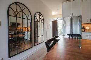 a kitchen and dining room with a large mirror on the wall at Saratoga Beach Villa 6 in Oyster Bay