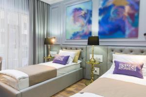 Un pat sau paturi într-o cameră la QonaQ hotel