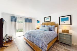 a bedroom with a bed and a window at Twin Oaks 207 in Hilton Head Island +12 photos